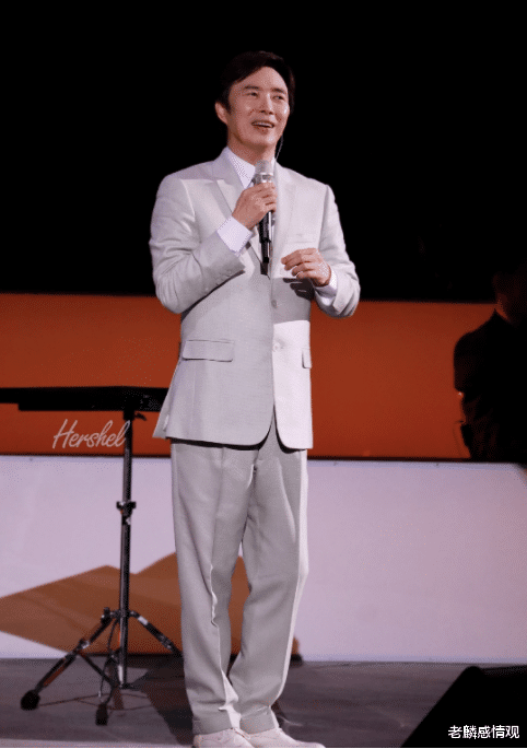 费玉清|64岁的费玉清不再唱歌， 已经封麦退出歌坛，他的儿时生活令人好奇