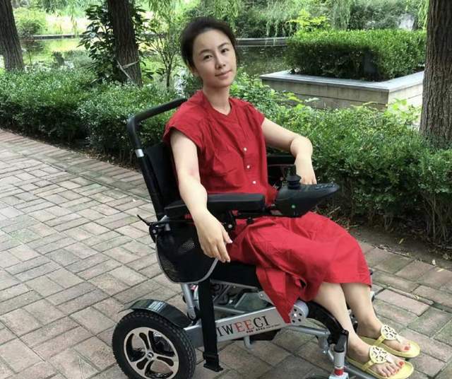 鄢颇|梅婷前夫陪伴女儿太有爱，父女眉眼似复制粘贴，娇妻生重病未露面