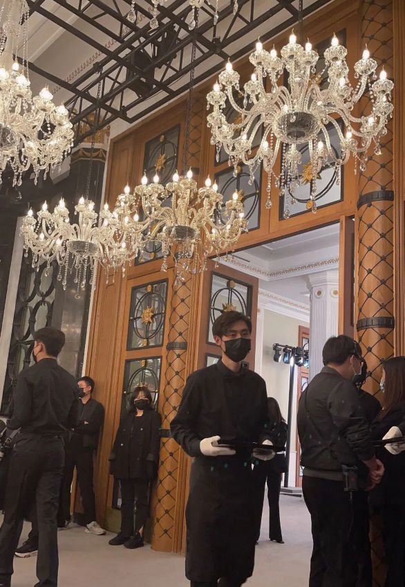 陆毅|李湘带女儿看LV大秀，王诗龄提名牌包显贵气，身材被拍成五五分