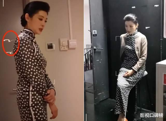 |54岁周涛近照曝光,穿旗袍配灰色外套气质端庄优雅,弯腰送道具