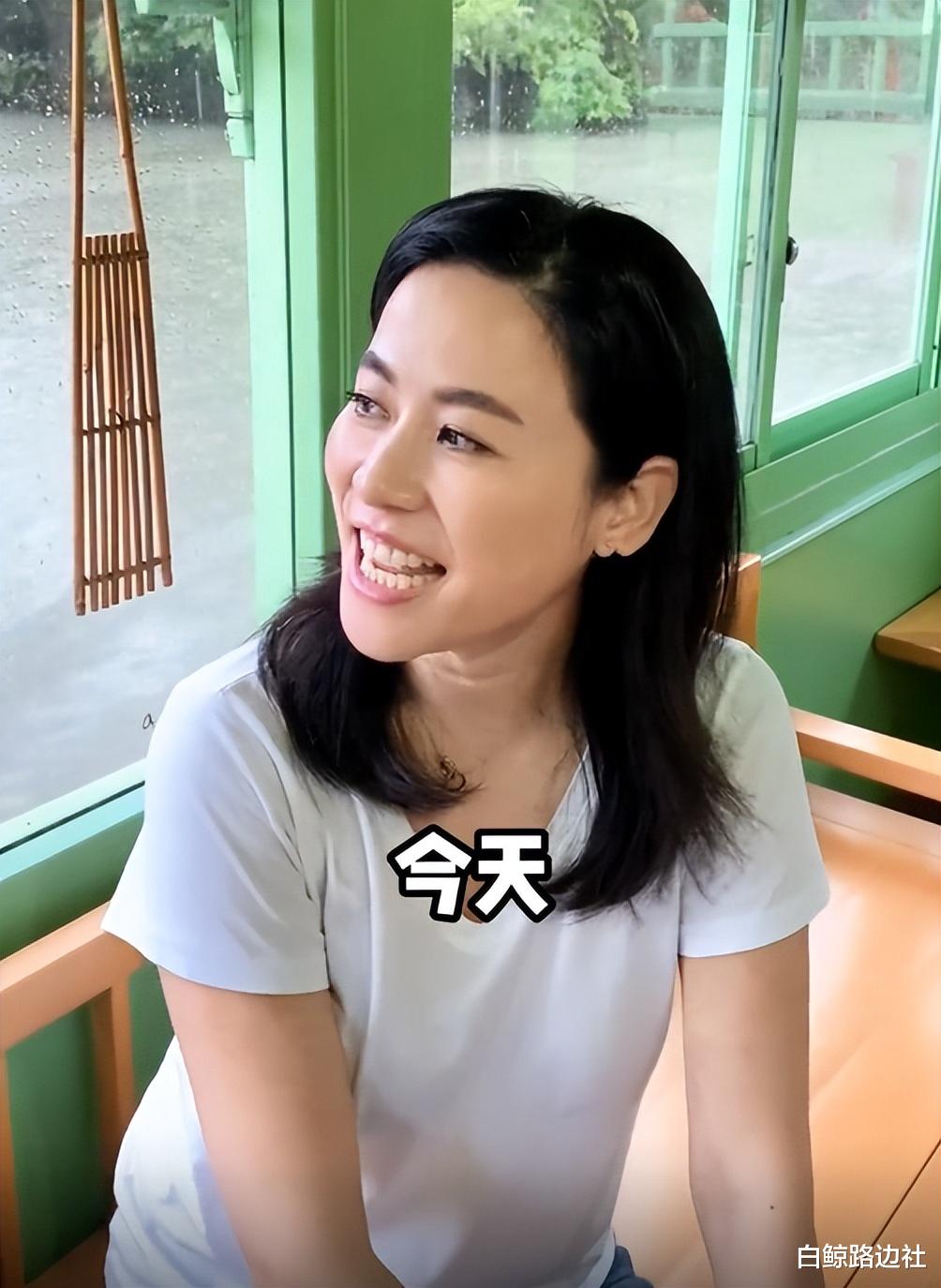 宣萱|52岁港星宣萱到杭州旅游！身材苗条脸白净，颈纹明显暴露真实年纪