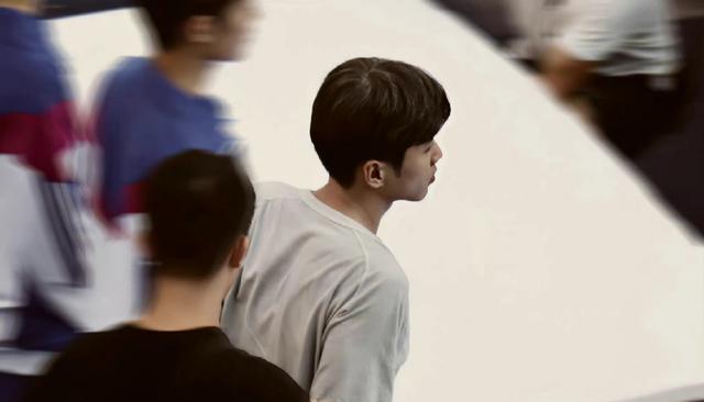 张若昀|《鸣龙少年》路透图曝光，张若昀造型太休闲，网友热议不断！