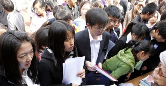 针织衫|都说公务员是铁饭碗，但3本都能考上，那拼命考985还有什么意义？