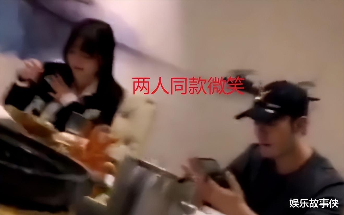 黄晓明|黄晓明带新欢白富美聚餐，情侣装滑手机笑容甜蜜！