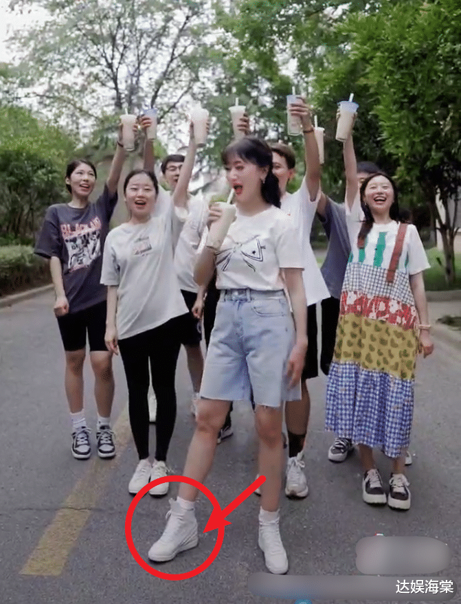 赵雅芝|68岁赵雅芝户外跑步，妆容精致健步如飞，网友感慨：说38我都信