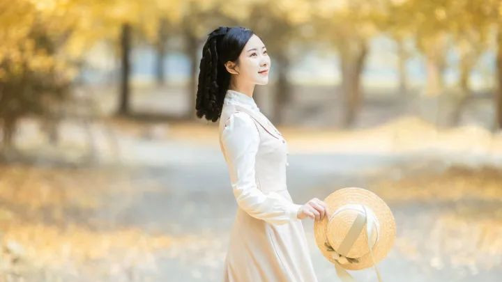 银杏林中拍摄文艺女神照，试试这些方法，拍照好看又有氛围