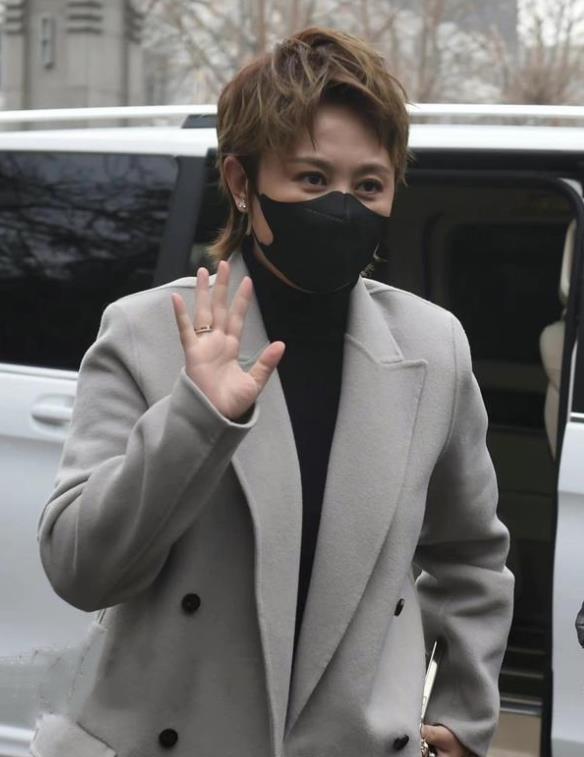 春晚|春晚彩排下班照：王嘉尔为自家带货，朱一龙穿北电校服，邓超随意