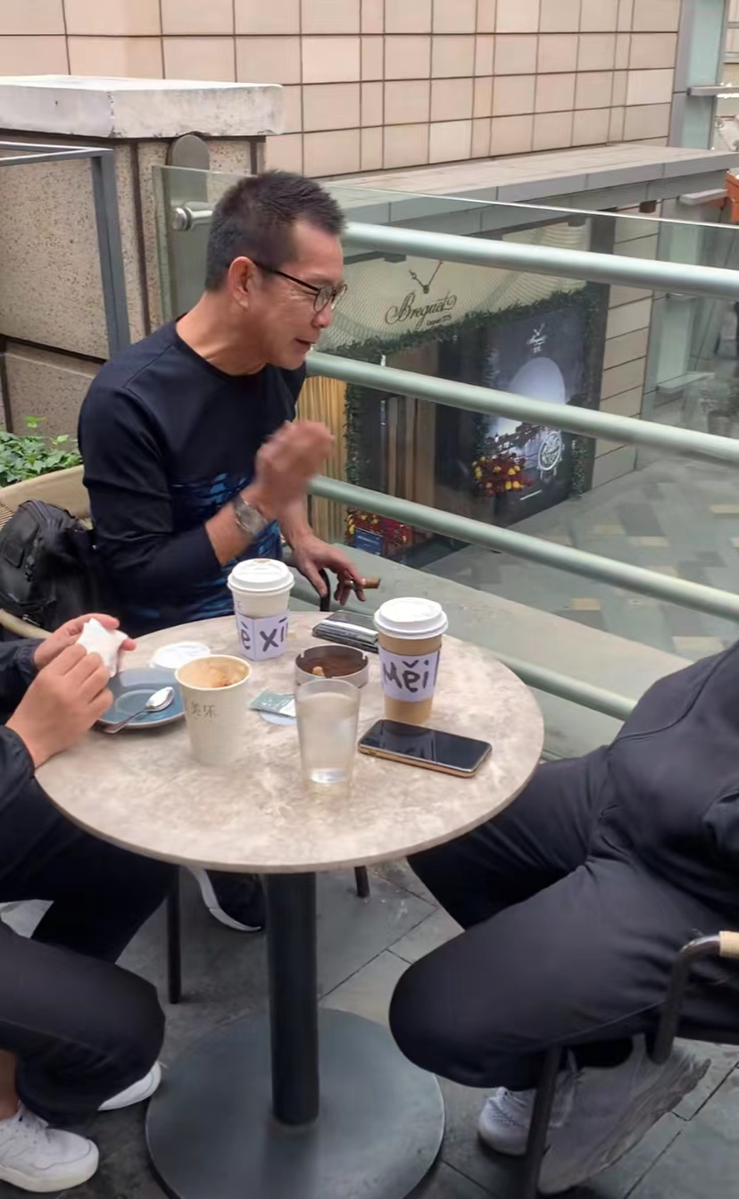 |?65岁元彪消瘦现身，坐露天咖啡店抽雪茄，面部崎岖皮肤松弛显老态！
