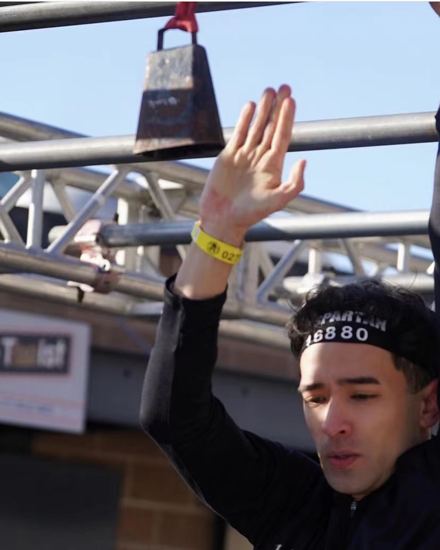 韦唯|59岁韦唯庆儿子获奖!素颜露面脸色蜡黄,韦紫明自曝因混血遭歧视