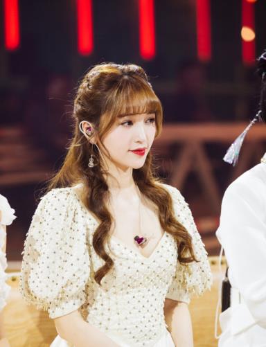 谢娜|《浪姐3》由谢娜发布，张杰为老婆助力，30多位女嘉宾来袭！