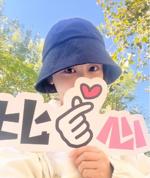 露营|杨紫：欢度国庆小长假，在北京冒着4摄氏度的低温天到丛林里露营