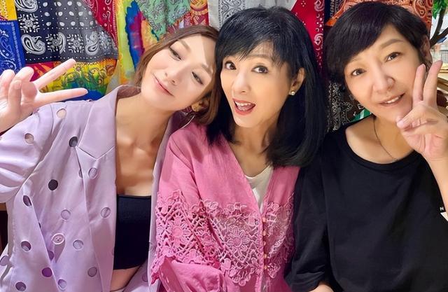 潘虹|“无子女”演员晚年现状,潘虹皈依佛门,傅丽莉花60万养狗为伴