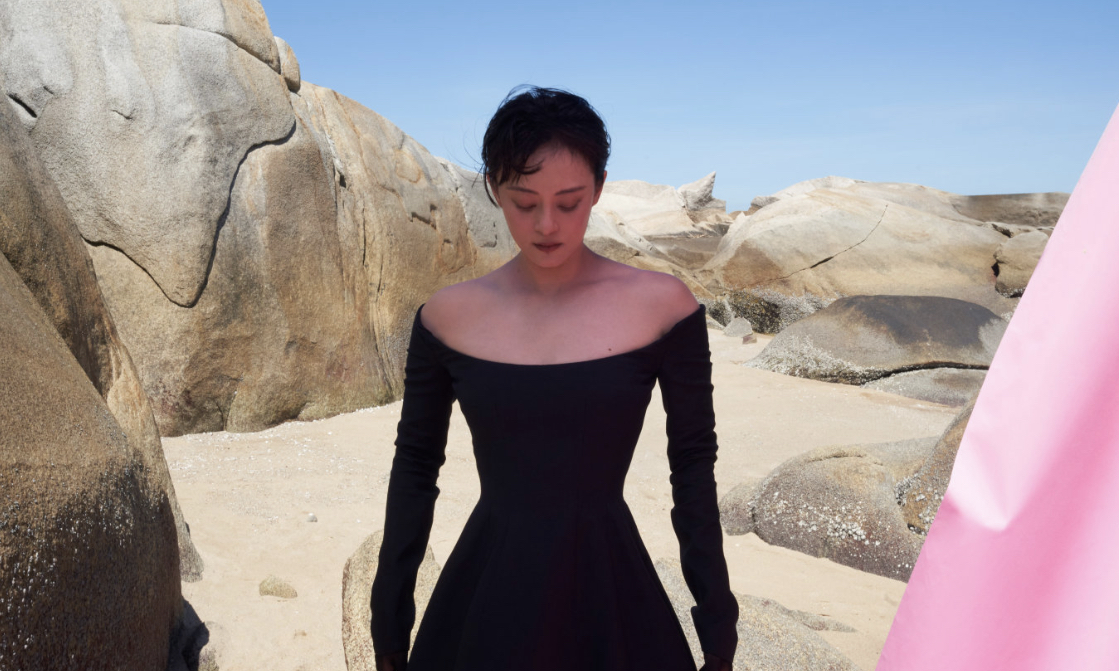 孙俪|孙俪低调现身电玩城无人识，专心抓娃娃似少女，与邓超依偎秀恩爱