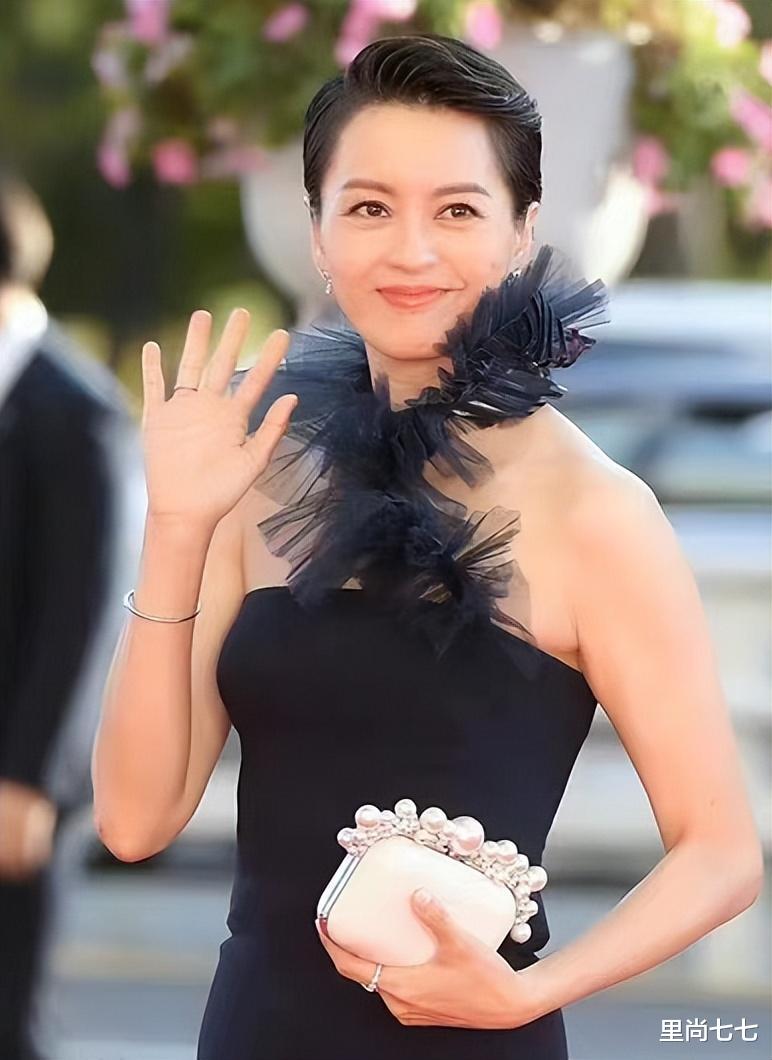 虚胖 梁咏琪在国外杀疯了！穿修身裙身高碾压男明星，46岁的脸都没皱纹