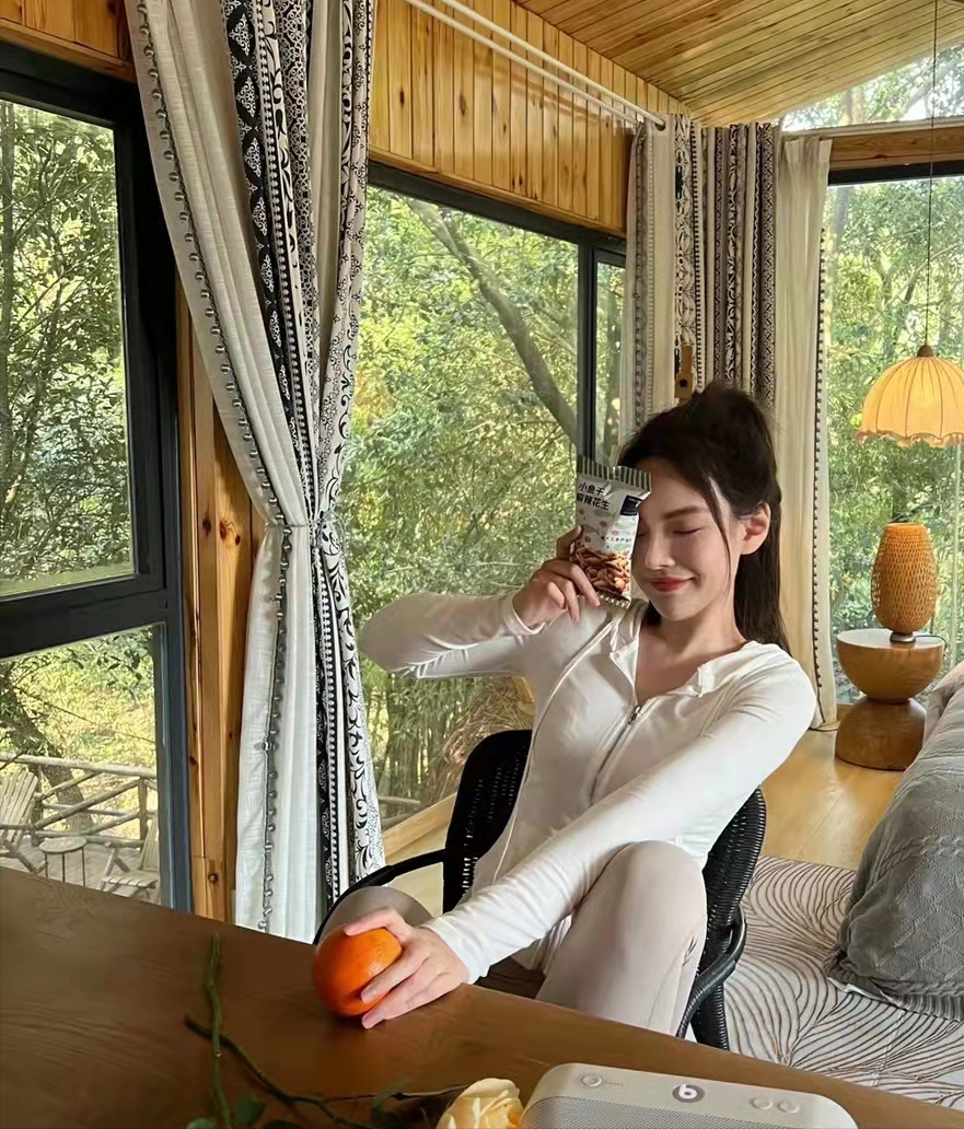 |吴昌泽女友曝光:大长腿吸睛,超高颜值家境富裕,恩爱互动很般配