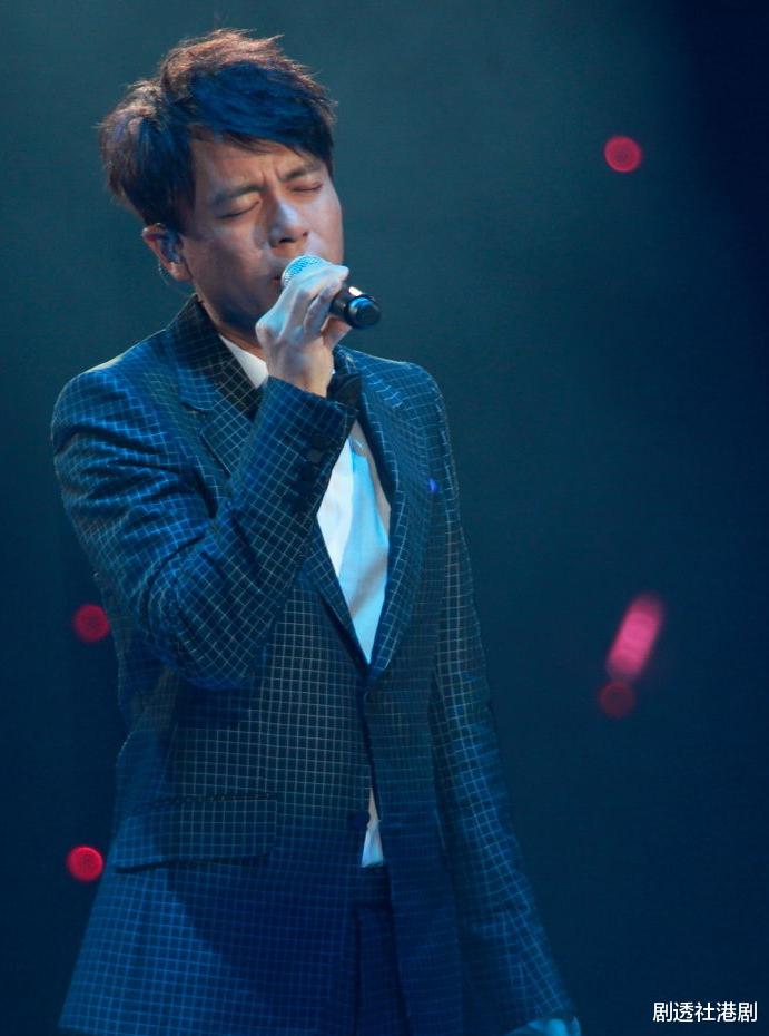 李克勤|北上发展狂吸金！知名港星生活富贵出入上流圈，夫妻名下多处物业