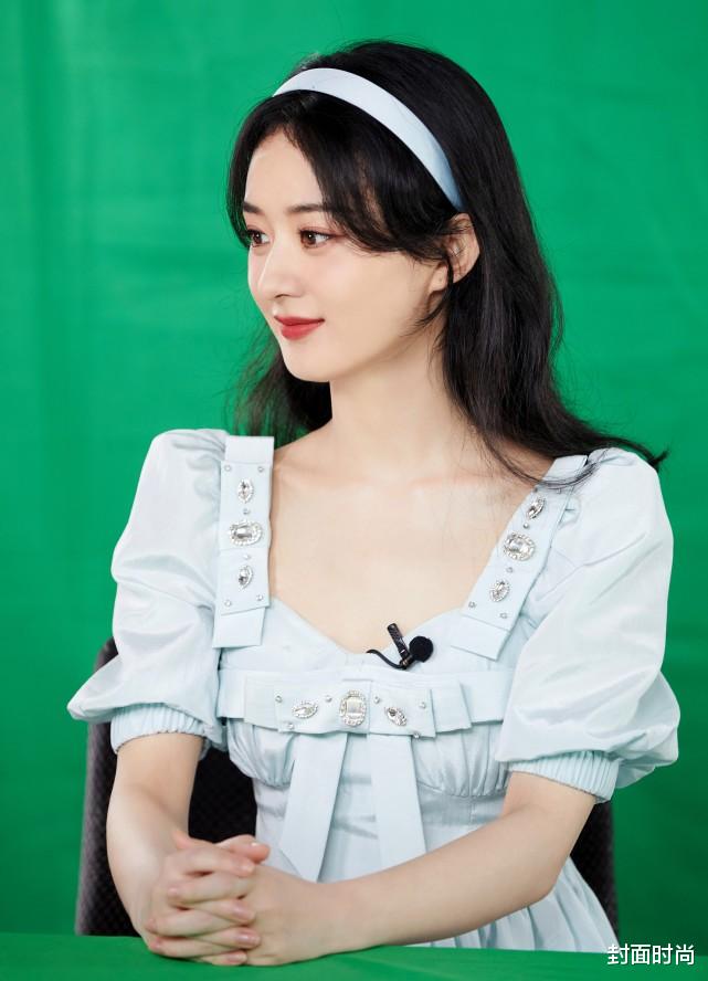 赵丽颖|赵丽颖带火“浅色+发饰”的搭配,看着太甜了,难怪当妈也不老气