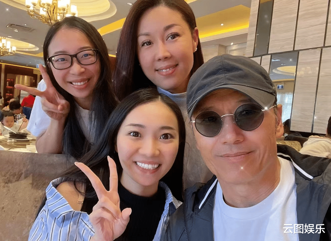 苗侨伟|苗侨伟温哥华喝早茶被偶遇，64岁魅力不减当年，3位美女围着拍照