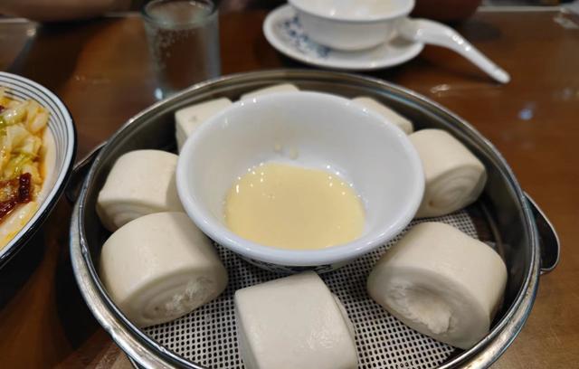 3个东北小伙去江西游玩,餐馆点了6个菜,结账时看了2遍不敢相信