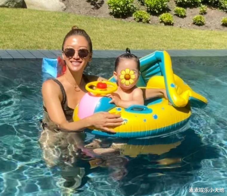 谢婷婷|谢婷婷庆祝40岁生日全家合影,3岁女儿成为全家的小宠儿