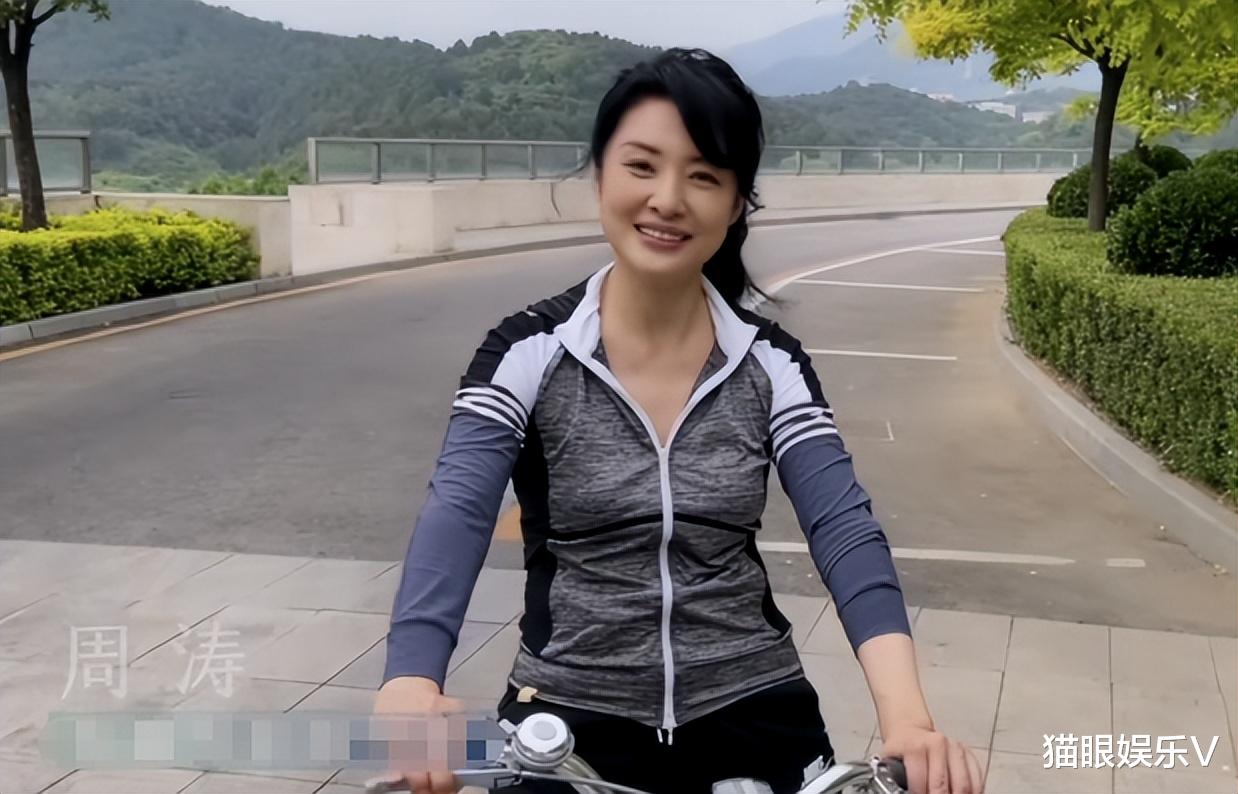 周涛|央视主持周涛近况曝光，穿紧身衣身材苗条，骑单车压马路太接地气