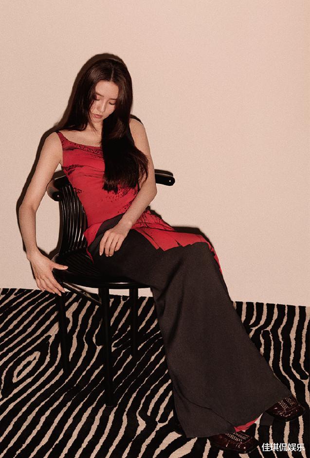 刘诗诗|刘诗诗的气质是真的好，西装搭配小白裤干练还很知性，秒变女精英！