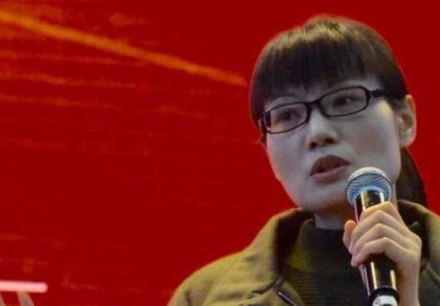 熊芳芳|当年因辞职引起热议的熊芳芳，31年跳槽6次，如今转向线上教育