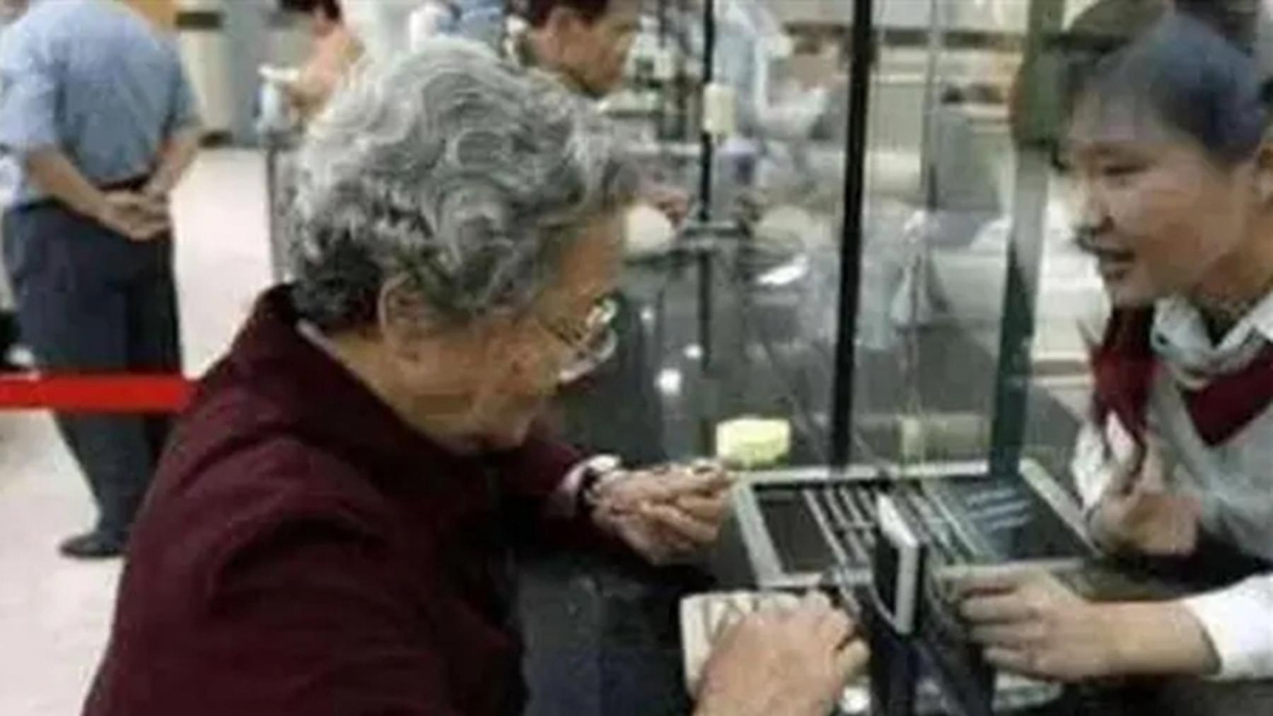 辽宁沈阳，马大爷去世后，其老伴和两个子女拿着存单到银行取马大爷生前存的33万元