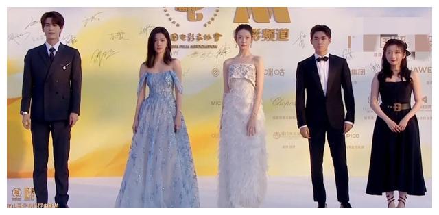 陈妍希|金鸡奖红毯尴尬多:关晓彤别扭,陈妍希发福,张梓琳“加戏”