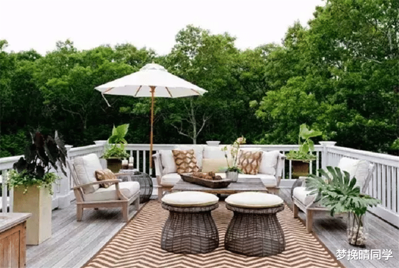 国外的阳台从不考虑封起来？夏天只拉薄薄一层防晒网，隔热又通风