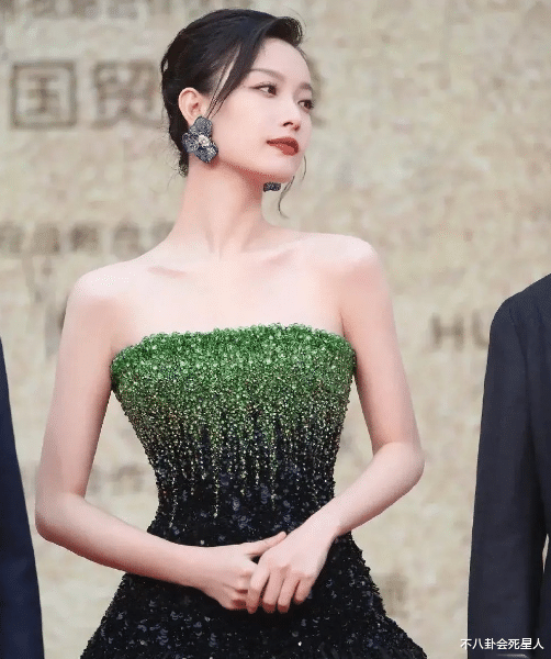 倪妮|柳岩的胸、倪妮的肩颈，明星值得“百万保险”的部位，真让人羡慕！
