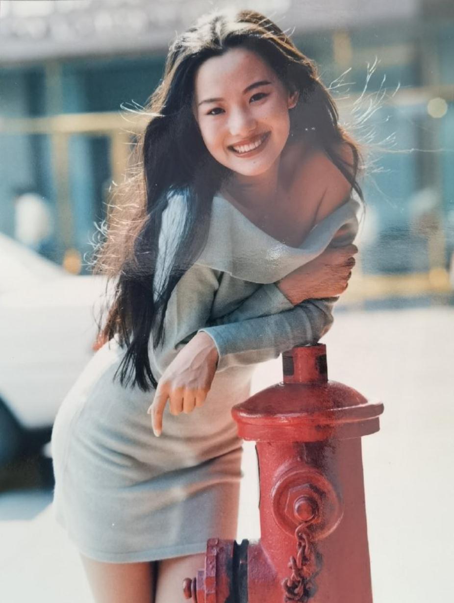 法证先锋4|咏梅罕见晒青涩旧照，红唇妩媚颜值太高，身材火辣破格大胆