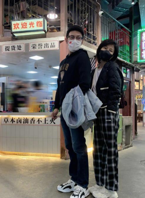 陆毅携妻女开心出游，俩女儿暴风抽高，14岁贝儿背影和妈妈分不清