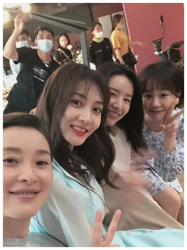 穿衣搭配|吴越恬静气质太优越!黑衣内搭V领裙温文尔雅,同框董洁也没输