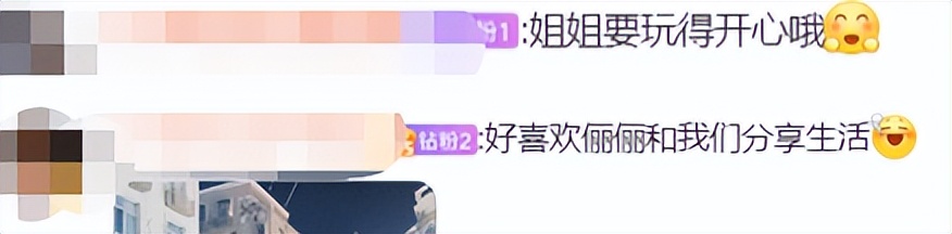 张庭|孙俪邓超逛夜市太惬意！手提塑料袋打扮似路人，男方穿拖鞋花裤衩