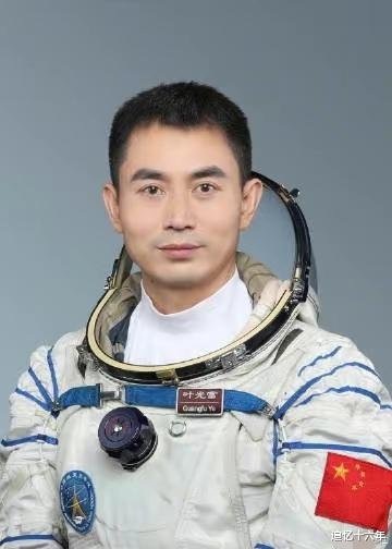 叶光富大校,双喜临门,姐姐叶亚丹颜值靓丽,代为弟弟领奖