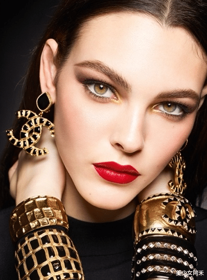 老佛爷 老佛爷离世前“最后一位灵感缪斯”曝光:雌雄同体,男女通吃!这是人类可以拥有的美貌吗?