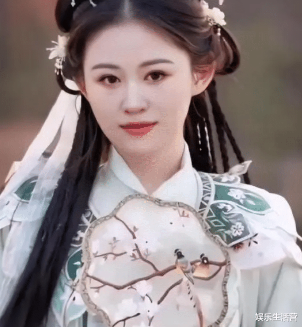 陈亚男|陈萌学陈亚男做手势舞，动作贴纸都一样，秀孕肚被指不如亚男善良