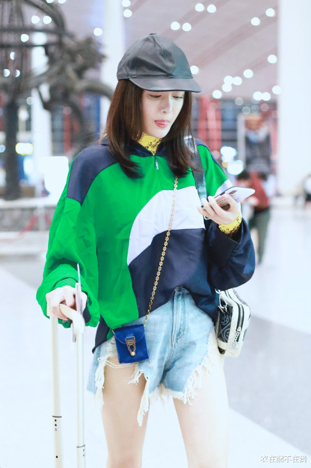 秦岚|秦岚为了显高真拼，穿短裤不够，还选“撕边款”，腿长了不止一截