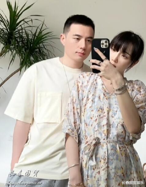 高晓松|高晓松34岁前妻近照曝光，与现任老公同框大秀恩爱，二人颜值很搭