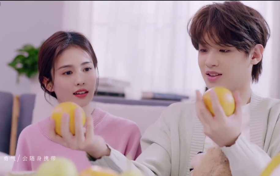 白梦妍|白鹿晒新MV，和“男友”如胶似漆，温馨缠绵