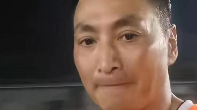 何家劲|62岁何家劲近况曝光，大汗淋漓陪员工踢足球，不顾形象坐地上