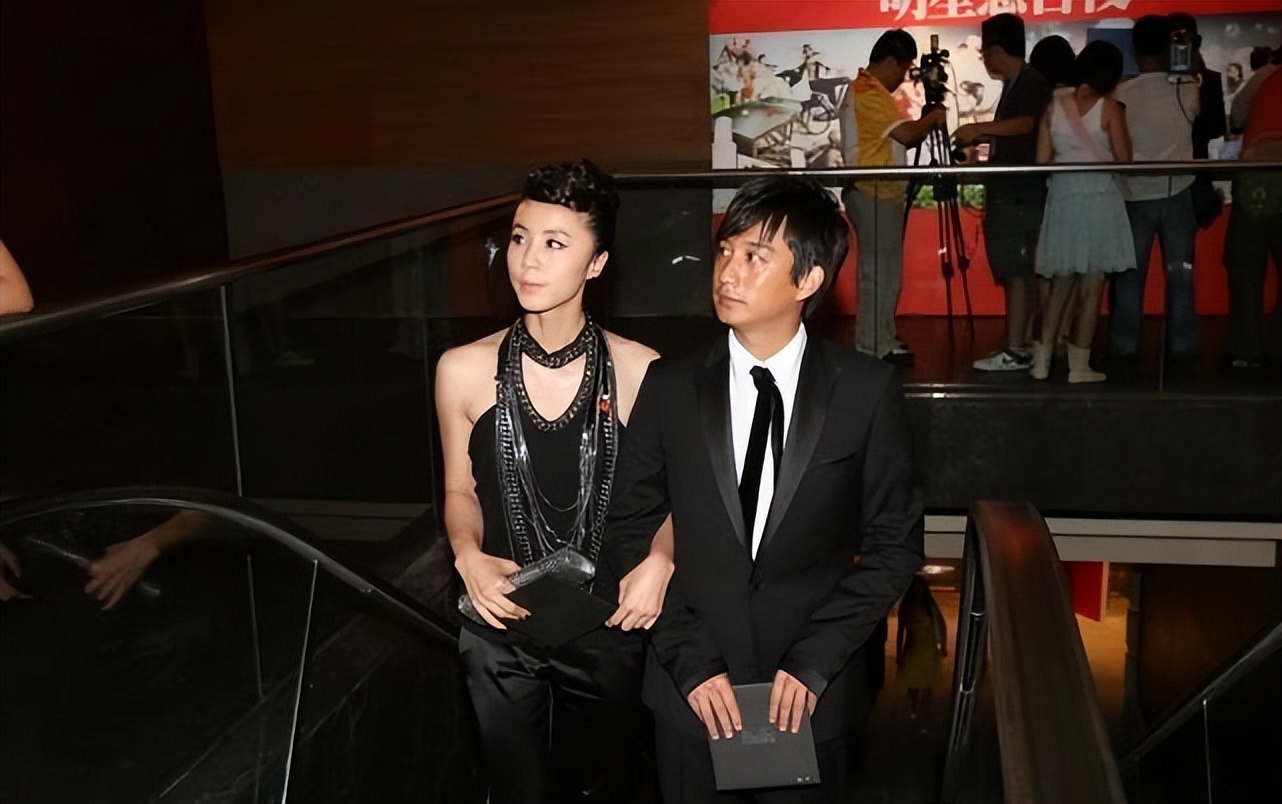 金·卡戴珊|黄磊老婆穿黑裙也不老气,看着挺端庄,真是被宠成了“小女孩”