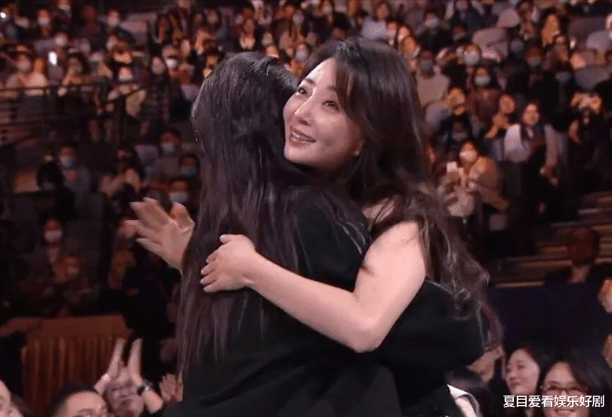 |殷桃获金鹰奖视后，雷佳音全程“黑脸”，网友：学学你的好兄弟