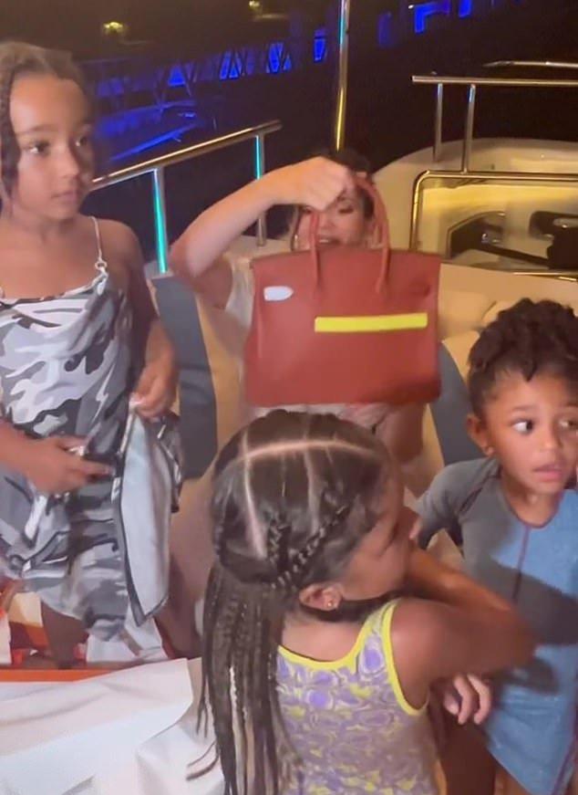 金·卡戴珊|富婆！卡戴珊家族包豪华游艇为凯莉庆生，拆到爱马仕白房子一脸惊讶