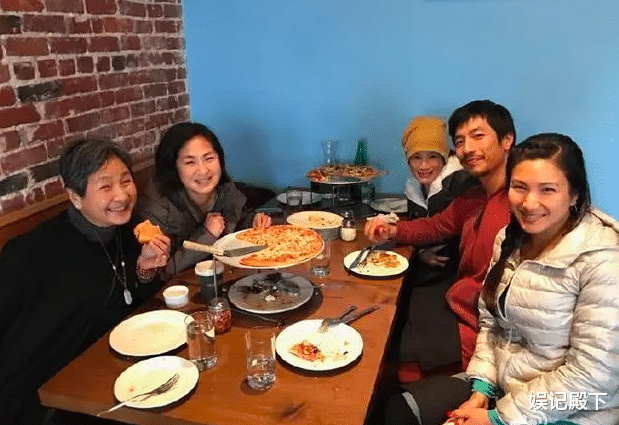 |76岁郑佩佩太幸福,满堂儿女皆孝子,不枉经历八次怀孕之苦!