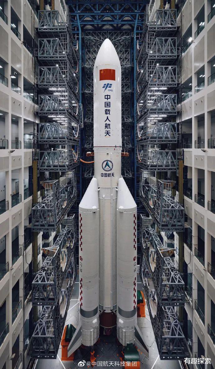 10月底发射!载梦天舱的“胖五”进发射塔,梦天舱由三个小舱组成