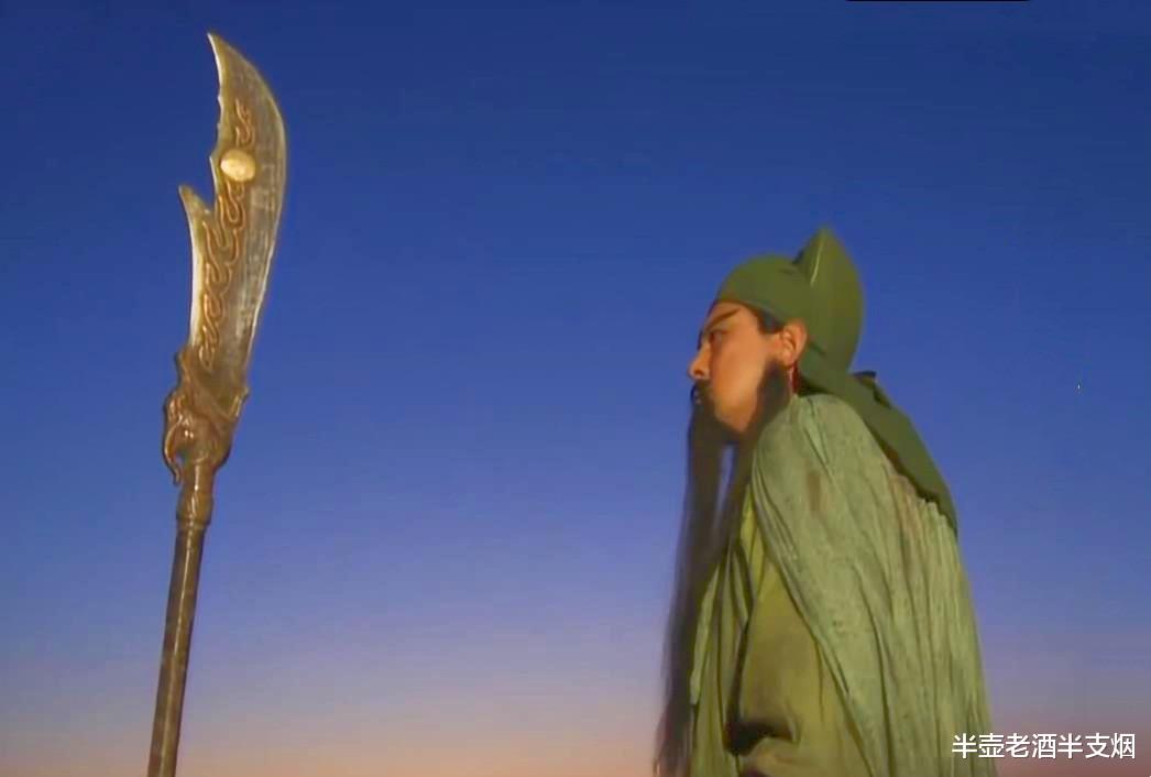 日军|关羽阵斩颜良,用的青龙偃月刀,像不像曹丕铸造的龙鳞陌刀加了