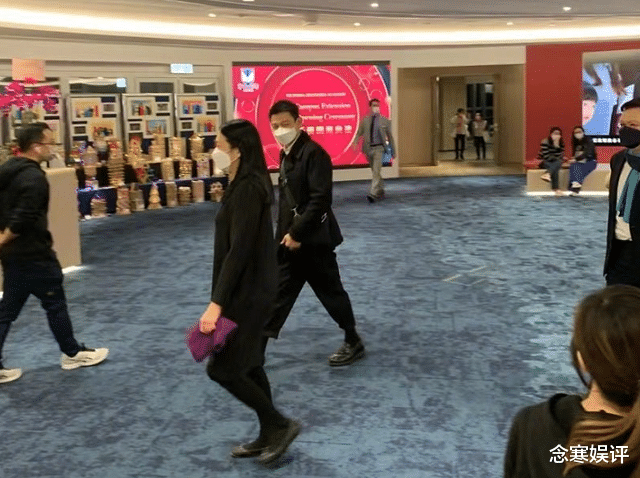 刘德华|刘德华到女儿学校看演出，见到老师主动打招呼，弯腰低头十分谦逊