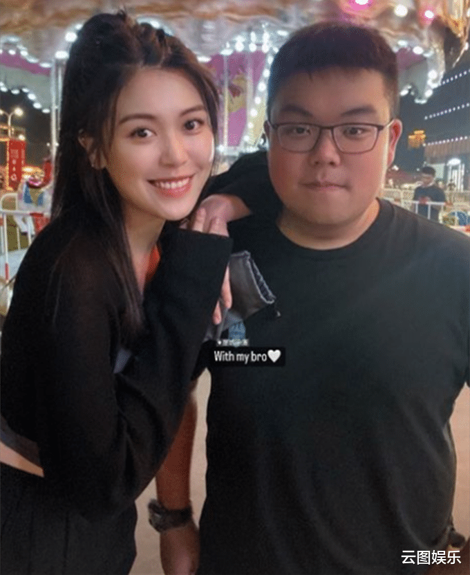 吕良伟|吕良伟陪贵州富婆妻子逛街，十指紧扣太甜蜜，差15岁却像同龄人